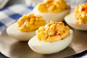 A pic of deviled eggs topped with paprika