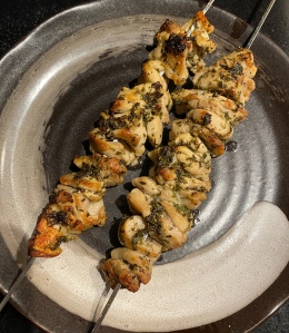 2 cooked skewers of marinated chicken